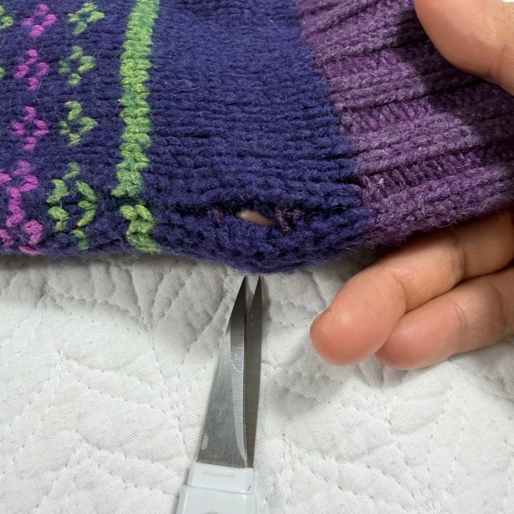 Melrose Chic Purple V Neck Fair Isle Knit Sweater Size M Lambs Wool Blend GUC‎